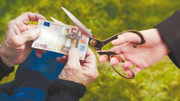 «Ψαλίδι» έως 40% σε 250.000 συνταξιούχους, αλλά ο λογαριασμός δεν βγαίνει