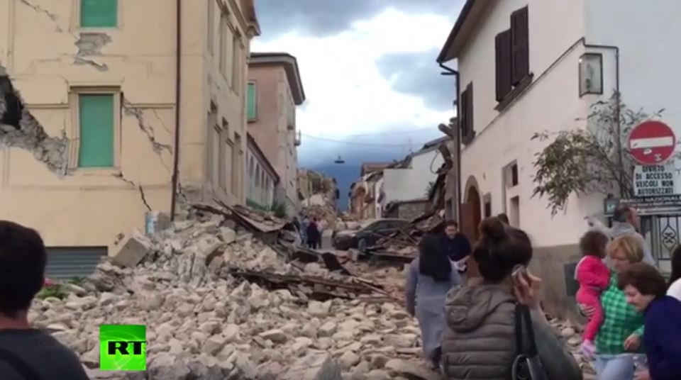 Εικόνες καταστροφής στην Ιταλία – Πέρασαν τη νύχτα στις πλατείες – ΒΙΝΤΕΟ
