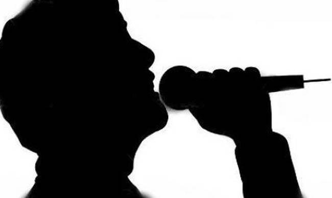 Έλληνας τραγουδιστής άφησε το μικρόφωνο και νοικιάζει αυτοκίνητα στη Σαντορίνη