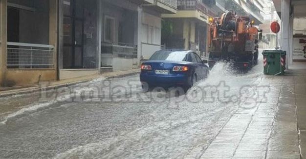 Ποτάμια οι δρόμοι στη Λαμία από την ισχυρή καταιγίδα – ΦΩΤΟ