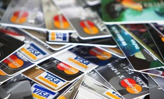 Νέο φόρο «κρύβει» το πλαστικό χρήμα