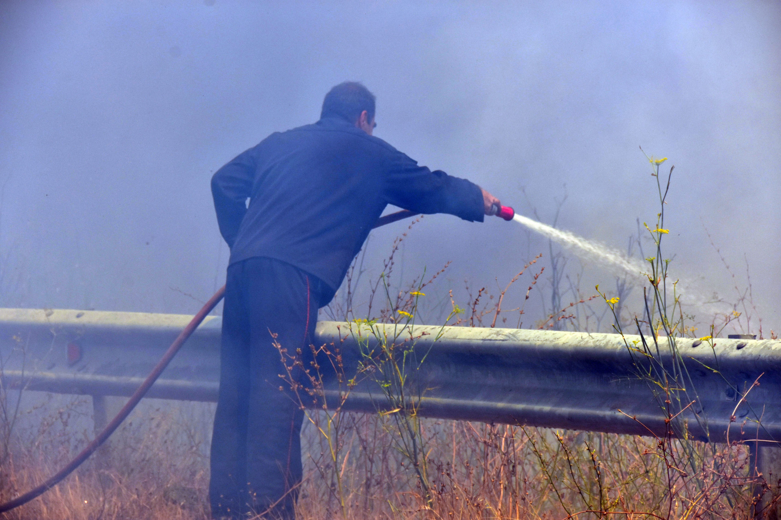 Ενισχύονται οι δυνάμεις της πυροσβεστικής στην Κύμη