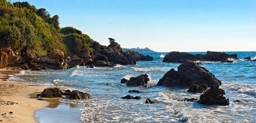 Θρίλερ με λουόμενους που βρίσκονται εγκλωβισμένοι σε βράχια