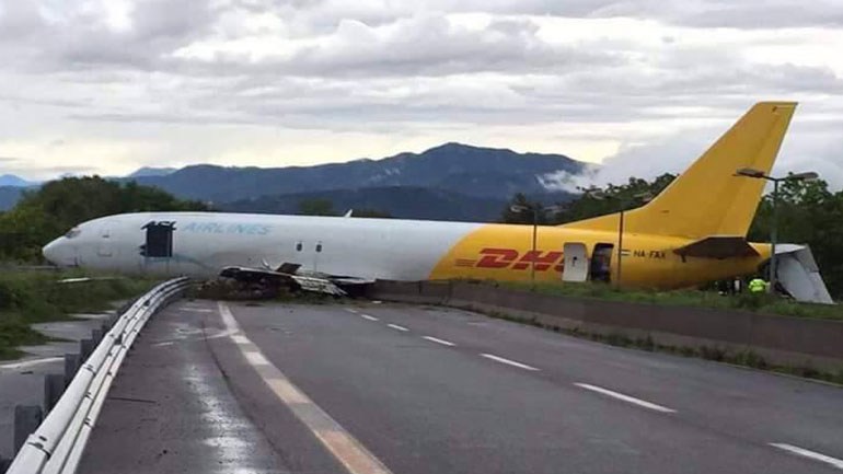 Αεροπλάνο βγήκε από τον διάδρομο και προσγειώθηκε σε… αυτοκινητόδρομο – ΦΩΤΟ