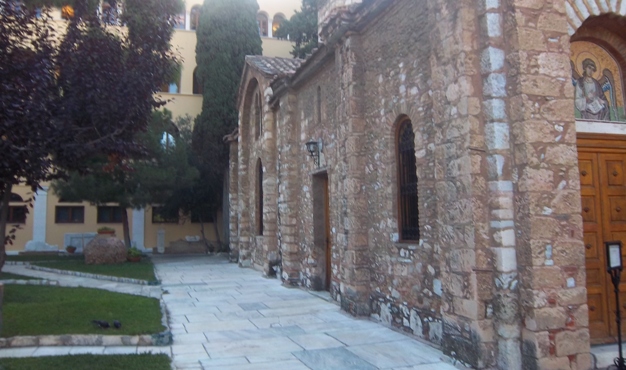 Πέταξαν μολότοφ στο κτίριο της Ιεράς Συνόδου