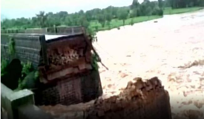 Κατέρρευσε γέφυρα στην Ινδία – Αγνοούνται 22 άνθρωποι