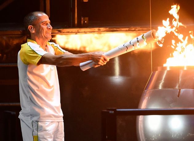 Ποιος είναι ο Βαντερλέι ντε Λίμα που άναψε την Ολυμπιακή Φλόγα – ΦΩΤΟ