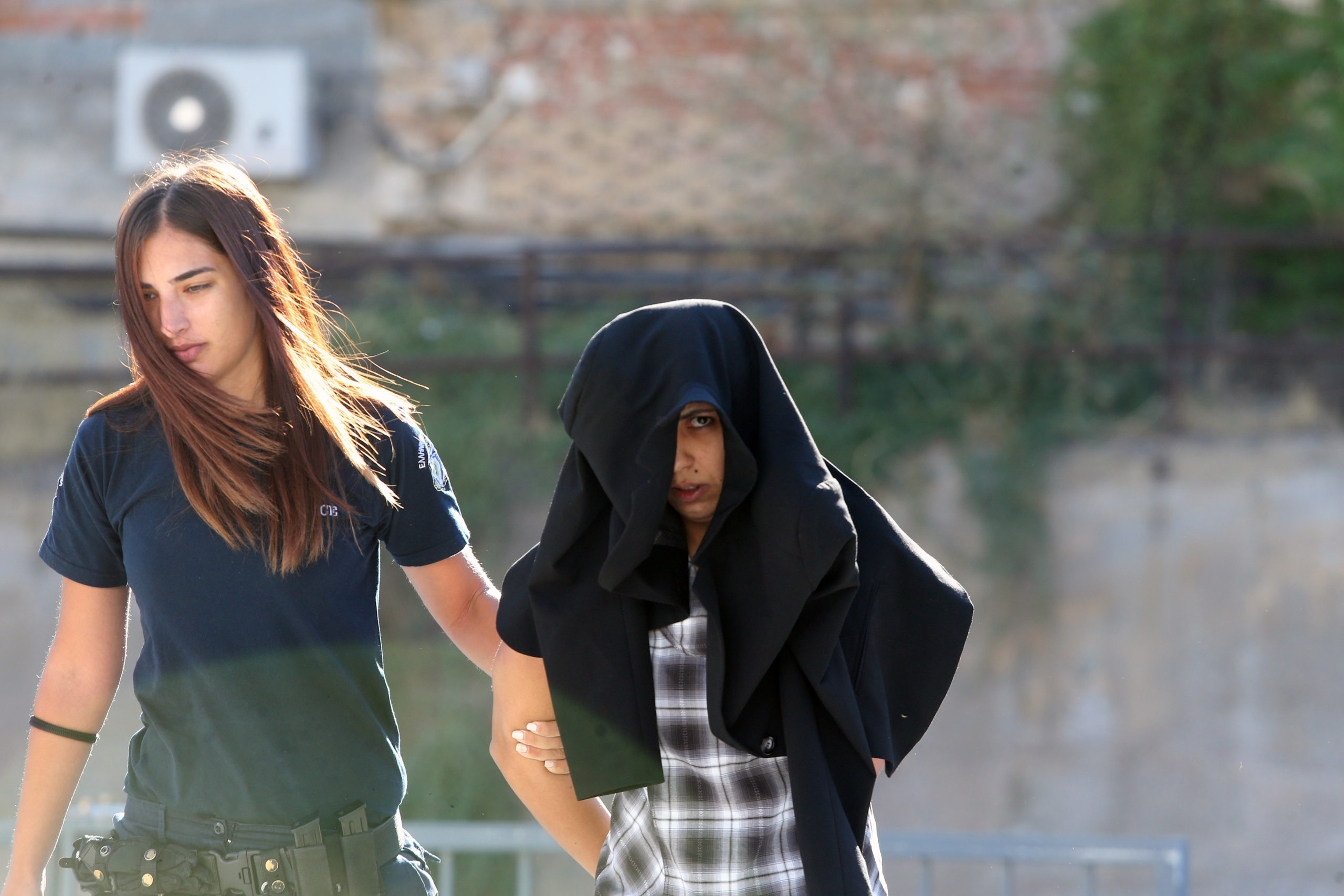 Με καλυμμένο το πρόσωπο στο δικαστήριο η μητέρα της μικρής Άννυ – ΦΩΤΟ