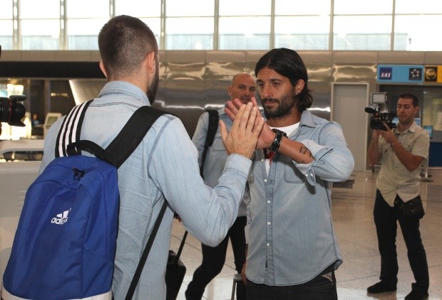 Καρέ – καρέ η αναχώρηση της αποστολής του Ολυμπιακού για τη Βέρνη