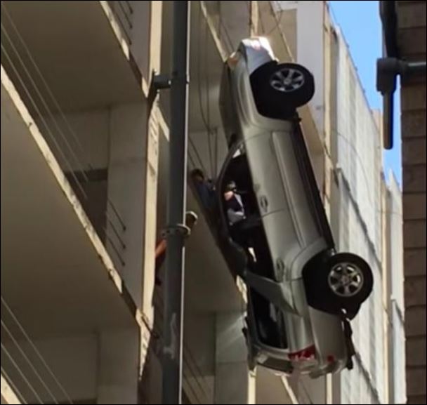 Σοκ – Κρεμόταν στον αέρα μαζί με το αυτοκίνητό του – ΒΙΝΤΕΟ