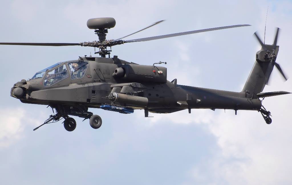 Έπεσε “Apache” στη Χαλκιδική – Σώθηκαν οι δύο πιλότοι – Σε βάθος 10 μέτρων το ελικόπτερο