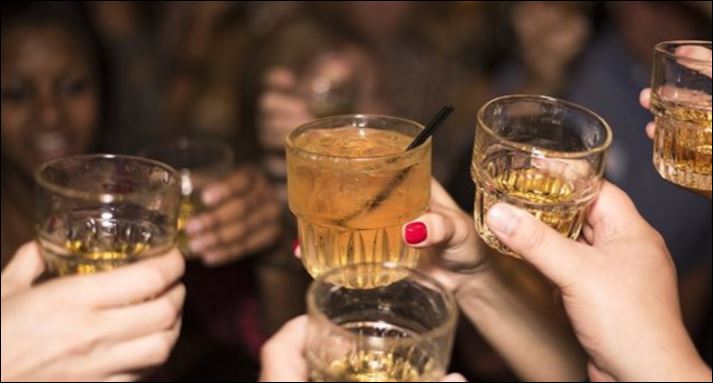 Αγωνία για την 20χρονη που τυφλώθηκε από νοθευμένα ποτά – Μεταφέρεται στην Αγγλία