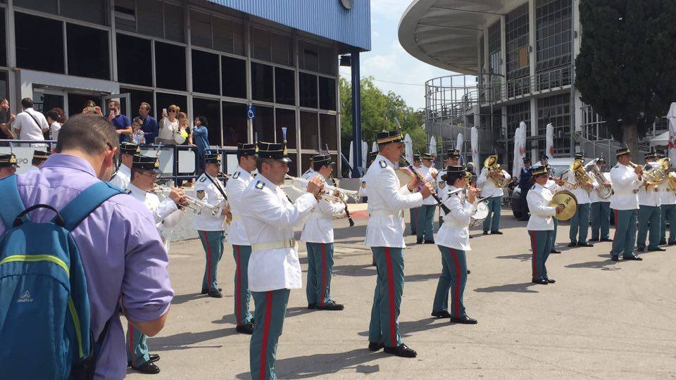 Με το “Final Countdown” υποδέχτηκε η στρατιωτική μπάντα τον Τσίπρα – ΒΙΝΤΕΟ