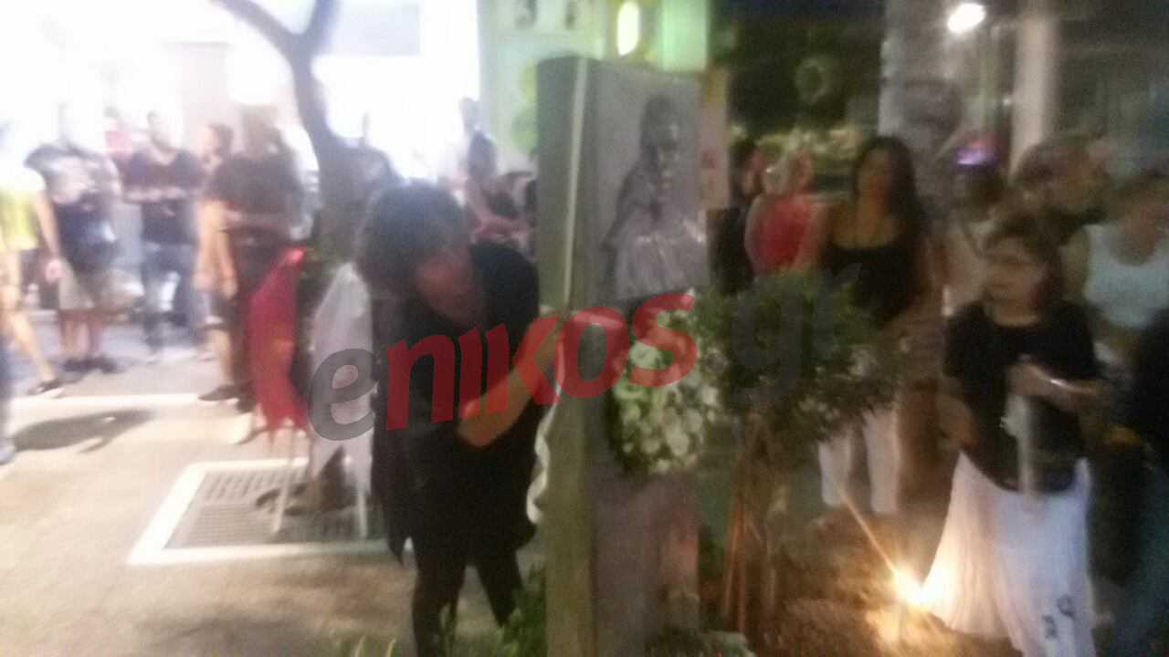 Η μητέρα του Παύλου Φύσσα τύλιξε με λευκή κορδέλα την προτομή του – ΒΙΝΤΕΟ