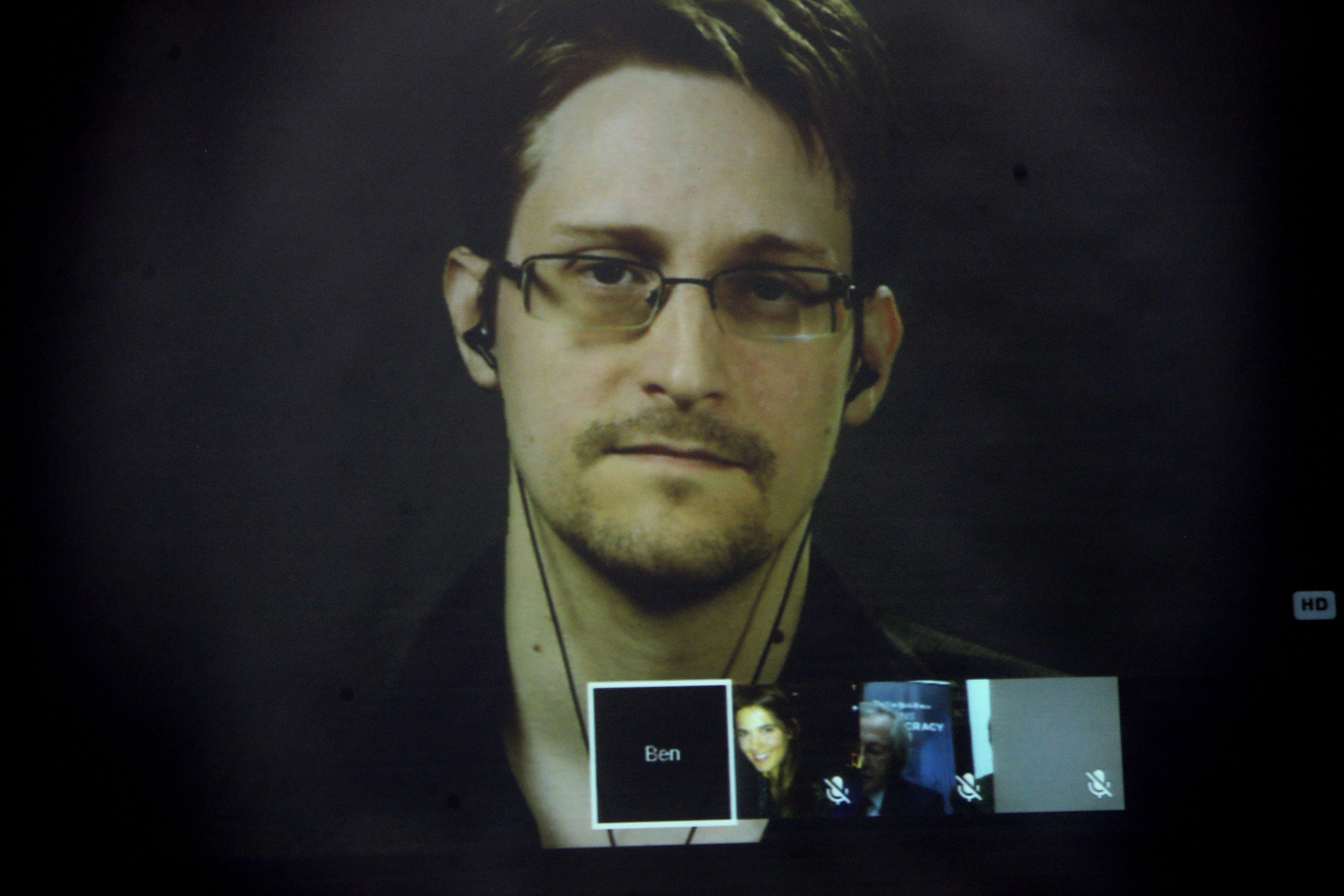 Ο Σνόουντεν στην Αθήνα μέσω… τηλεδιάσκεψης – ΦΩΤΟ