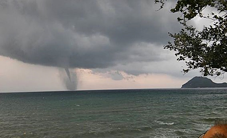 Ανεμοστρόβιλος στη Ζάκυνθο – Εντυπωσιακές ΦΩΤΟ