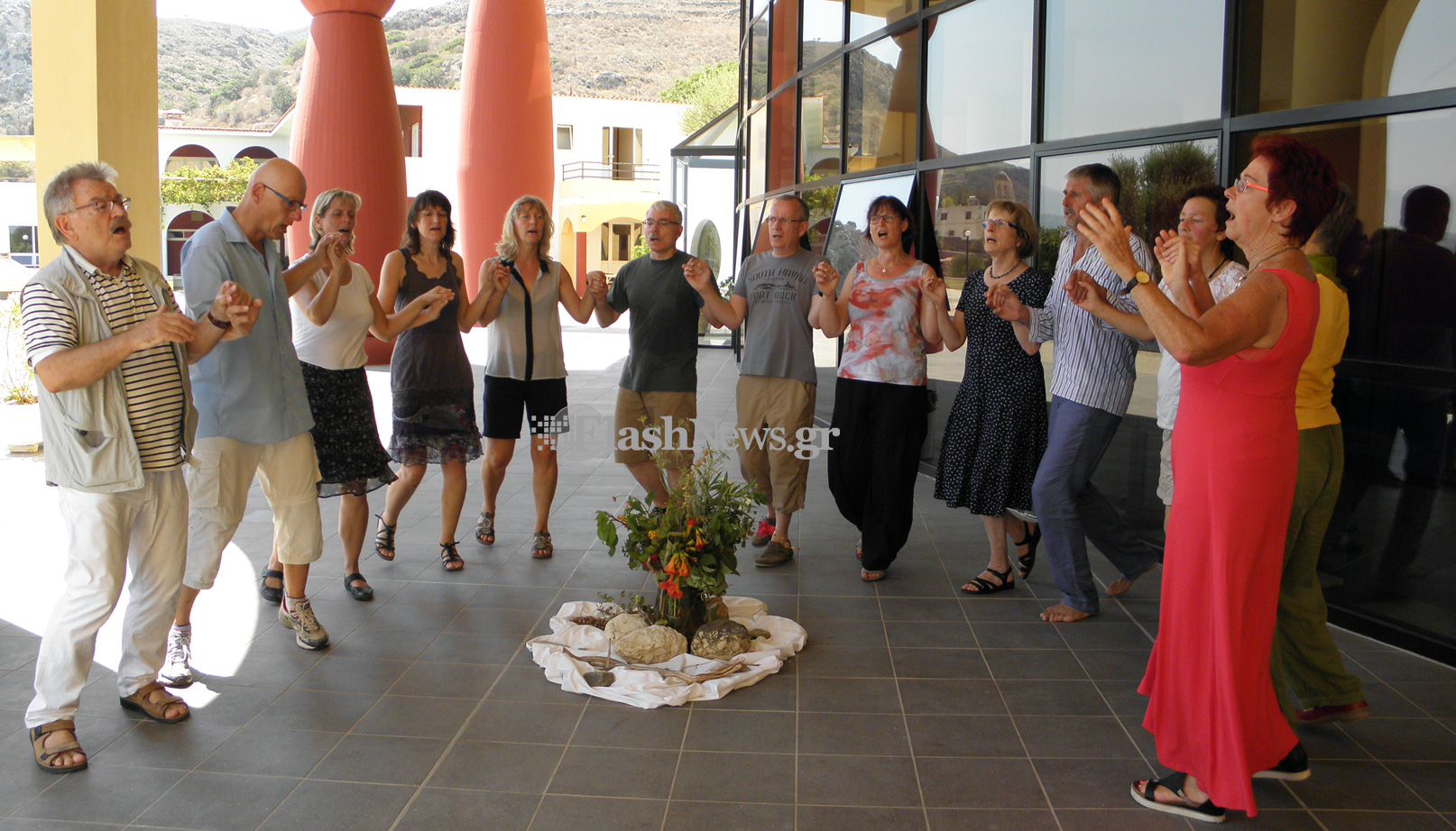 Γερμανοί χορεύουν κρητικά τραγούδια χωρίς να μιλούν ελληνικά – ΒΙΝΤΕΟ