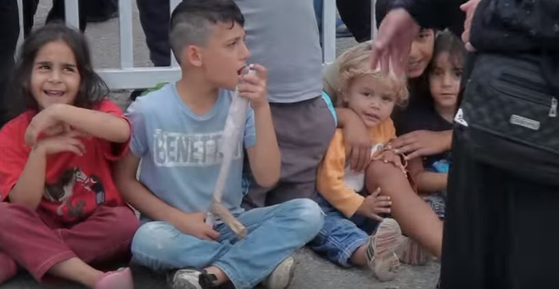 Καθιστική διαμαρτυρία προσφύγων στο hot spot των Τρικάλων – ΒΙΝΤΕΟ