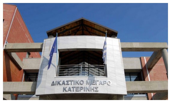 Ελεύθερη με περιοριστικούς όρους η 26χρονη που πέταξε το μωρό της στο φωταγωγό