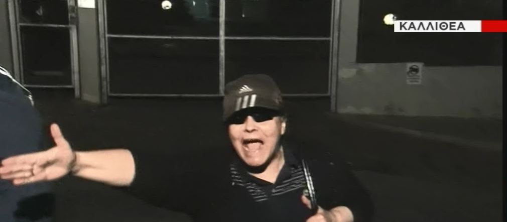 Η Ελένη Λουκά “ξαναχτύπησε” έξω από τη Γενική Γραμματεία Ενημέρωσης – ΦΩΤΟ