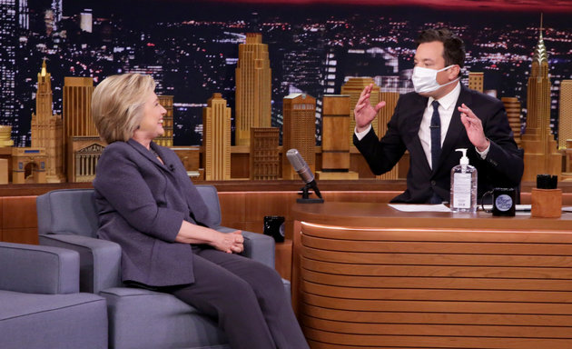 Ο Τζίμι Φάλον υποδέχθηκε την Χίλαρι Κλίντον φορώντας χειρουργική μάσκα – ΒΙΝΤΕΟ