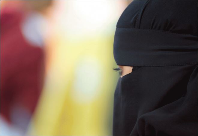 Ισπανία – Χούλιγκαν γρονθοκόπησαν έγκυο μουσουλμάνα γιατί φορούσε νικάμπ