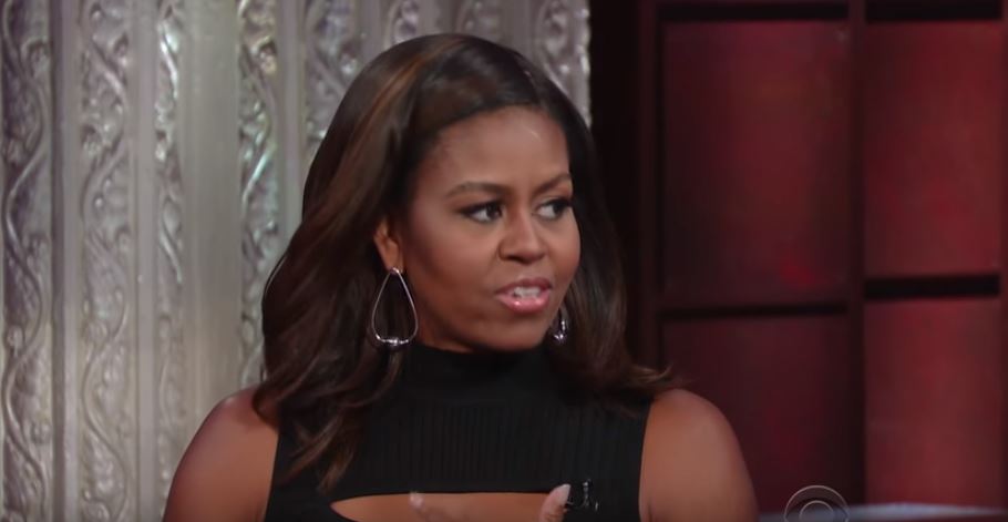 Η Μισέλ μιμείται τον Ομπάμα και το κοινό χειροκροτεί – BINTEO