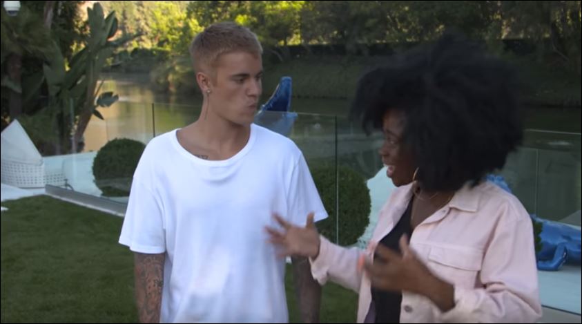 O Justin Bieber μας ξεναγεί στο “παλάτι” του – BINTEO