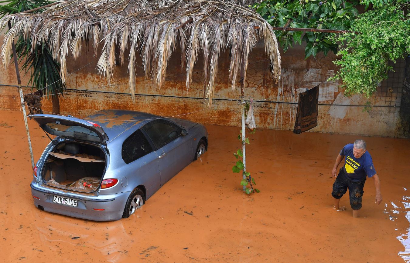 Σπίτια βυθισμένα στη λάσπη και εικόνες καταστροφής στην Καλαμάτα – ΦΩΤΟ