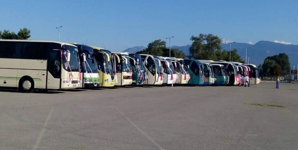 Η νύφη πήγε στην εκκλησία συνοδεία 20 λεωφορείων – ΦΩΤΟ – ΒΙΝΤΕΟ