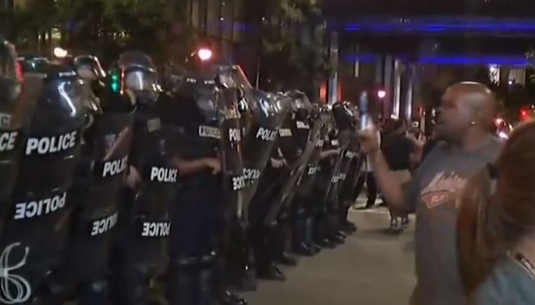 Σε κατάσταση έκτακτης ανάγκης το Σάρλοτ – Στους δρόμους η Εθνοφρουρά