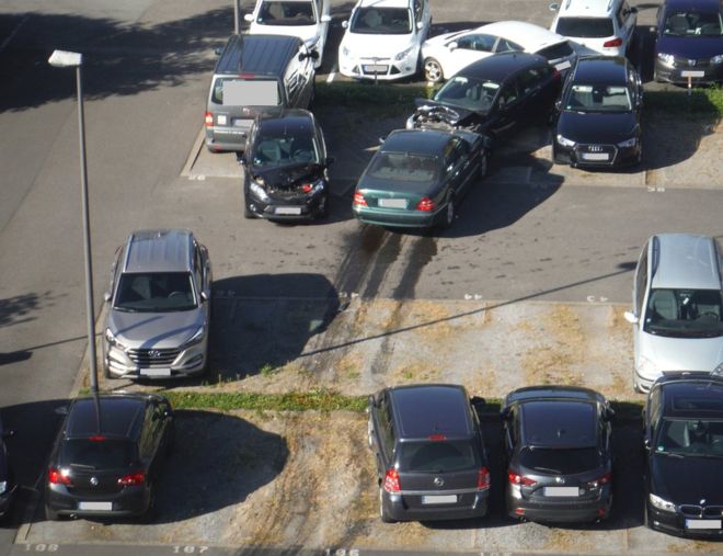 75χρονη οδηγός διέλυσε 14 αυτοκίνητα σε πάρκινγκ στη Γερμανία