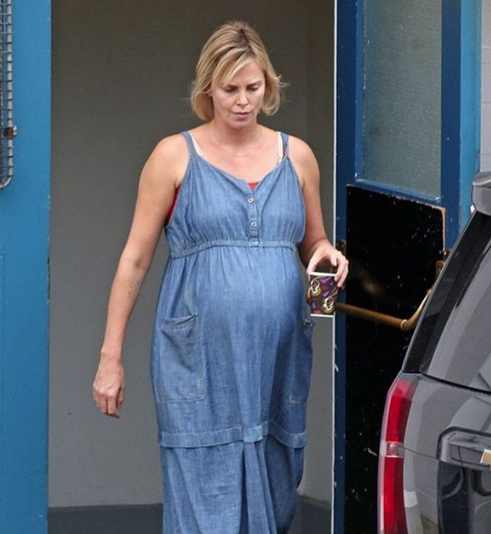 Δείτε την “έγκυο” Σαρλίζ Θερόν – ΦΩΤΟ