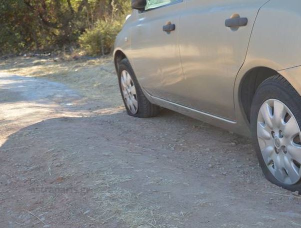 Άγνωστος έσκασε τα λάστιχα των αυτοκίνητων στο hot spot της Χίου – ΦΩΤΟ