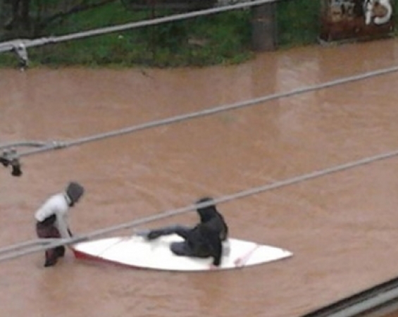 Γάλλοι τουρίστες κάνουν κανό στους πλημμυρισμένους δρόμους της Κρήτης – ΒΙΝΤΕΟ