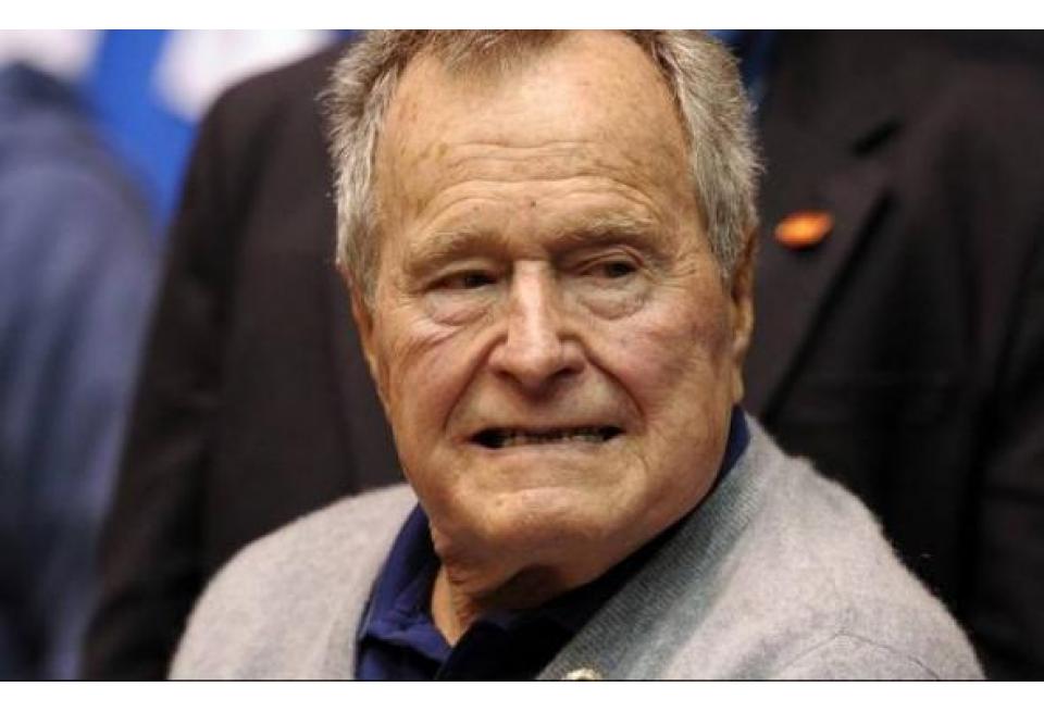 Ο Τζορτζ Μπους ο πρεσβύτερος προτιμάει την… Χίλαρι Κλίντον