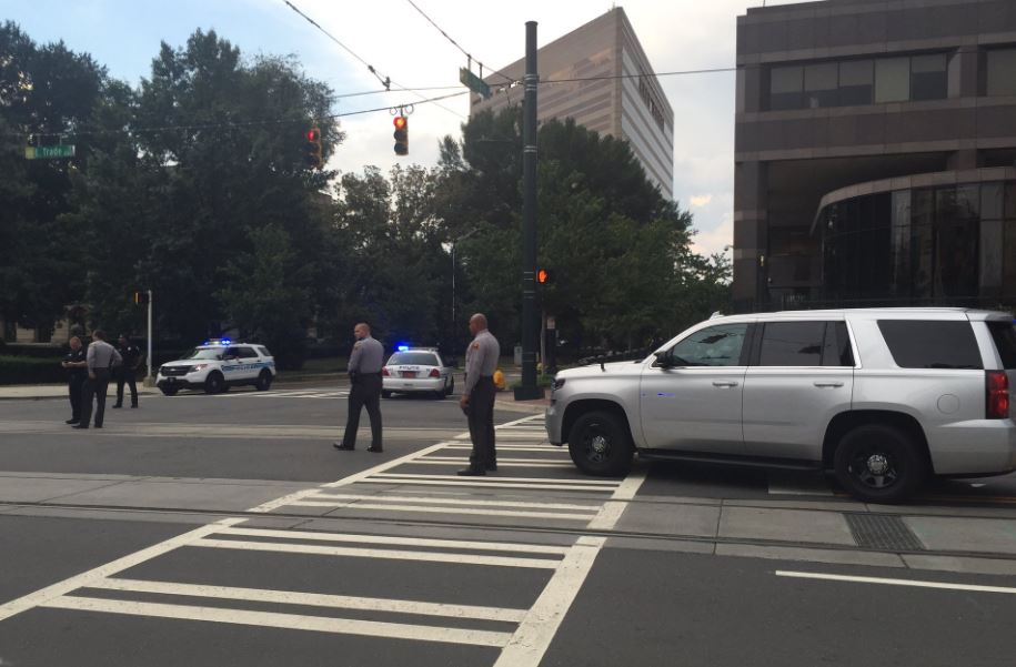 Οι πρώτες ΦΩΤΟ από την εκκένωση του αστυνομικού τμήματος στο Σάρλοτ