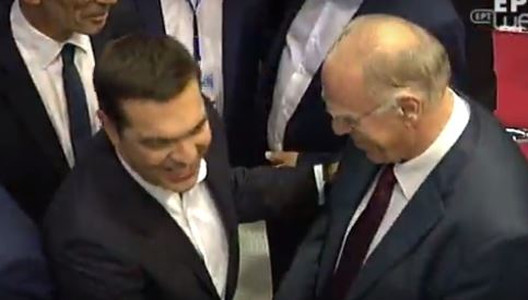 Ο σύντομος διάλογος Τσίπρα – Λεβέντη πριν από την ομιλία του Πρωθυπουργού