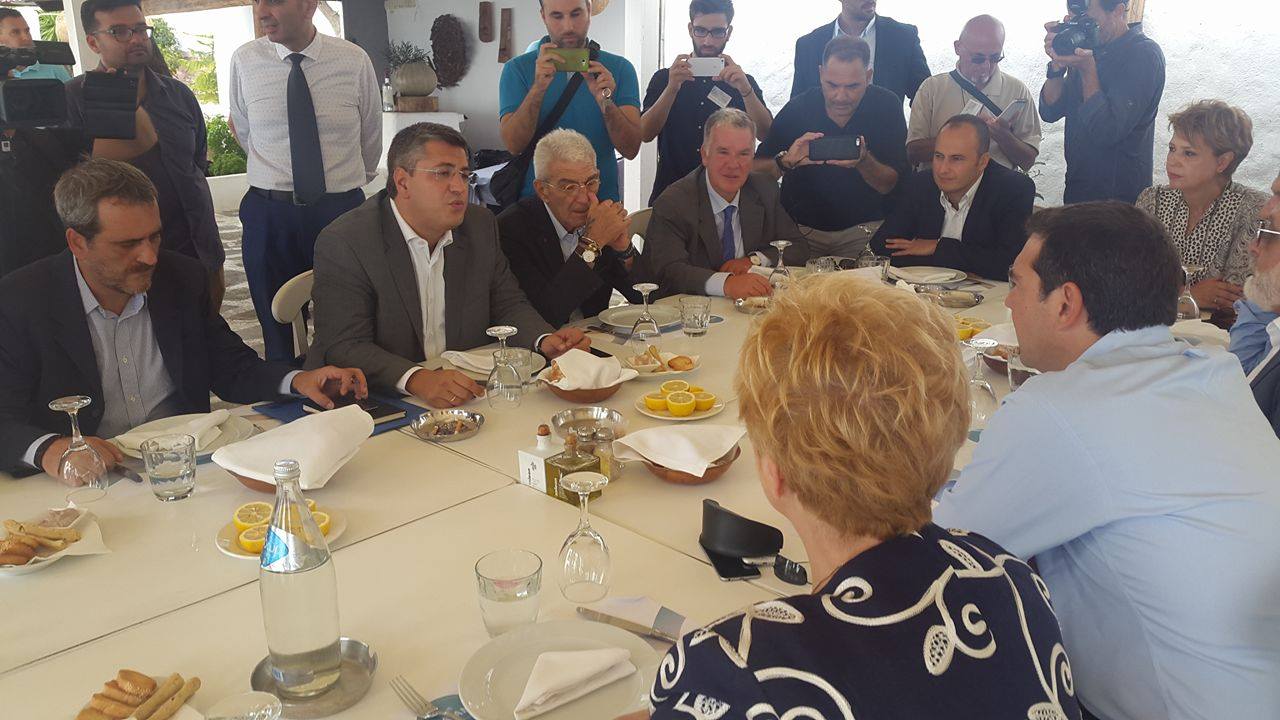 Καρέ – καρέ από το γεύμα Τσίπρα – Μπουτάρη – Τζιτζικώστα – ΦΩΤΟ – ΒΙΝΤΕΟ