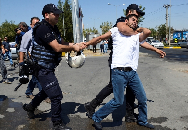 Επεισόδια μεταξύ αστυνομικών και διαδηλωτών στην Τουρκία – ΦΩΤΟ