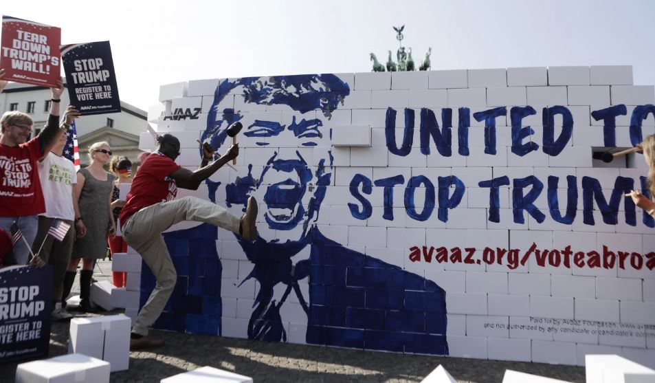Ακτιβιστές διαδήλωσαν κατά του Τραμπ στο Βερολίνο – “Γκρέμισαν” ένα τείχος από χαρτόνι – ΒΙΝΤΕΟ