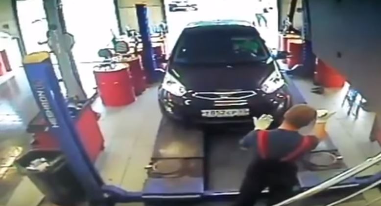 Γυναίκα οδηγός παρέσυρε τον μηχανικό μέσα στο συνεργείο – ΒΙΝΤΕΟ