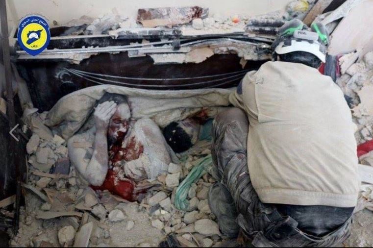 Φωτογραφία-σοκ από τη Συρία: Μητέρα αγκαλιά με τα παιδιά της, νεκροί στα ερείπια