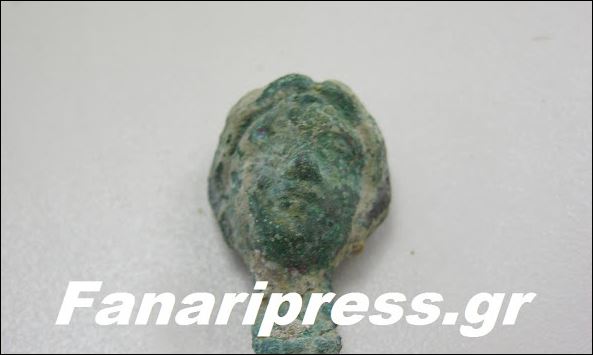 Τουρίστες βρήκαν αρχαίο αντικείμενο σε παραλία της Πρέβεζας – ΦΩΤΟ