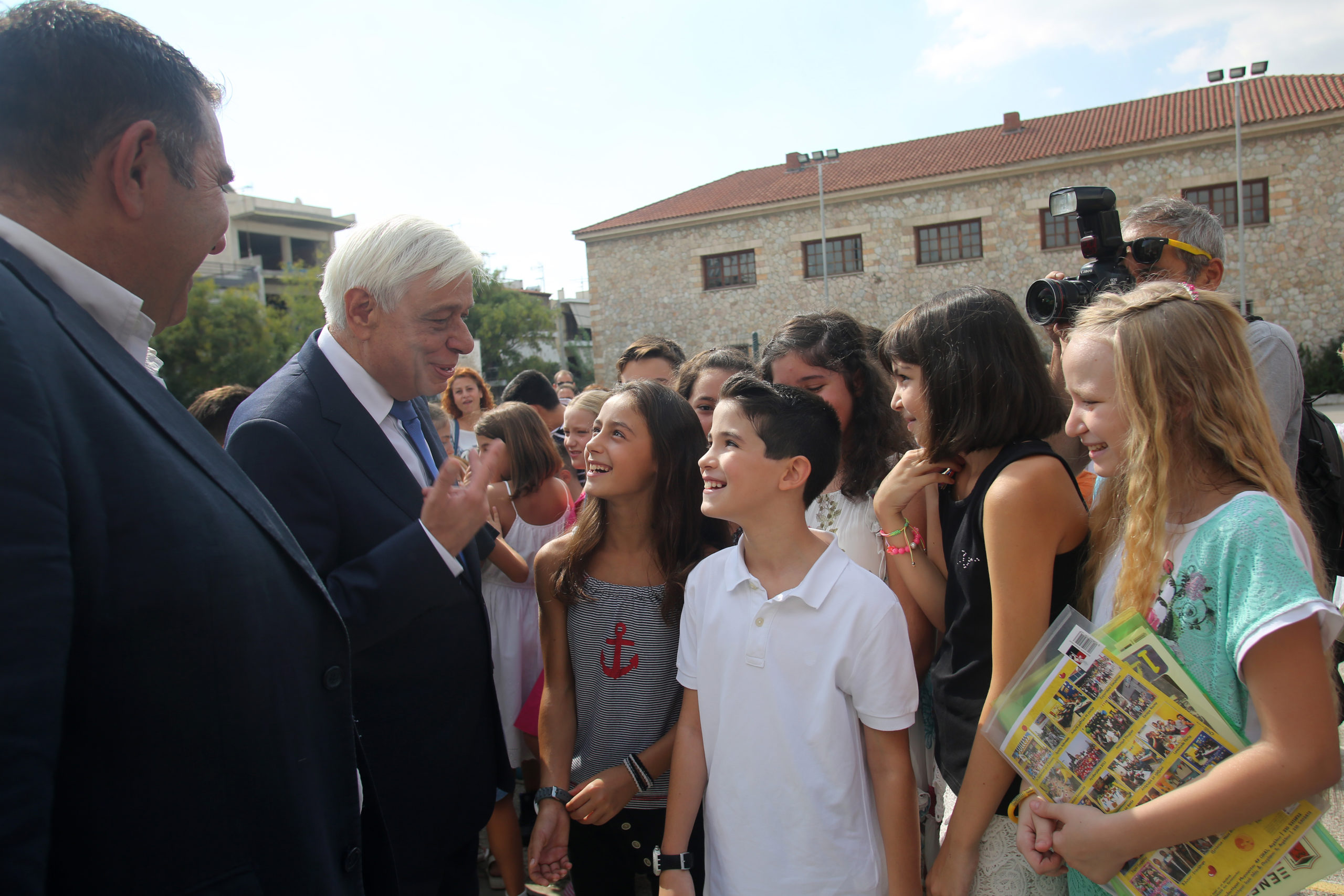 Παυλόπουλος: Ο κόσμος είναι δικός σας. Να επιδιώκετε την αριστεία