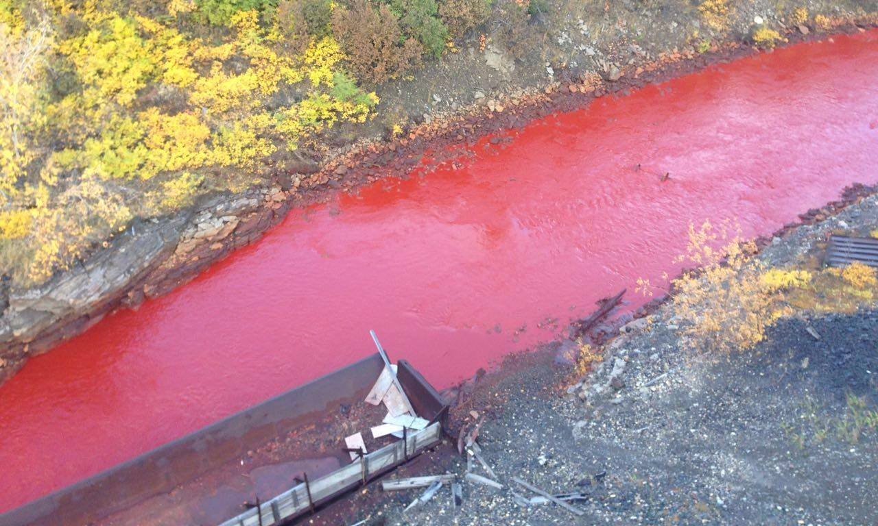 Ποτάμι στη Ρωσία έγινε κόκκινο – ΦΩΤΟ