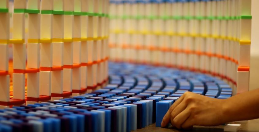 Μοναδικό ντόμινο με 15.000 κομμάτια – ΒΙΝΤΕΟ