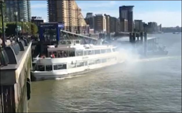 Σκάφος με 150 επιβάτες έπιασε φωτιά και προσέκρουσε σε προβλήτα του Τάμεση – ΒΙΝΤΕΟ