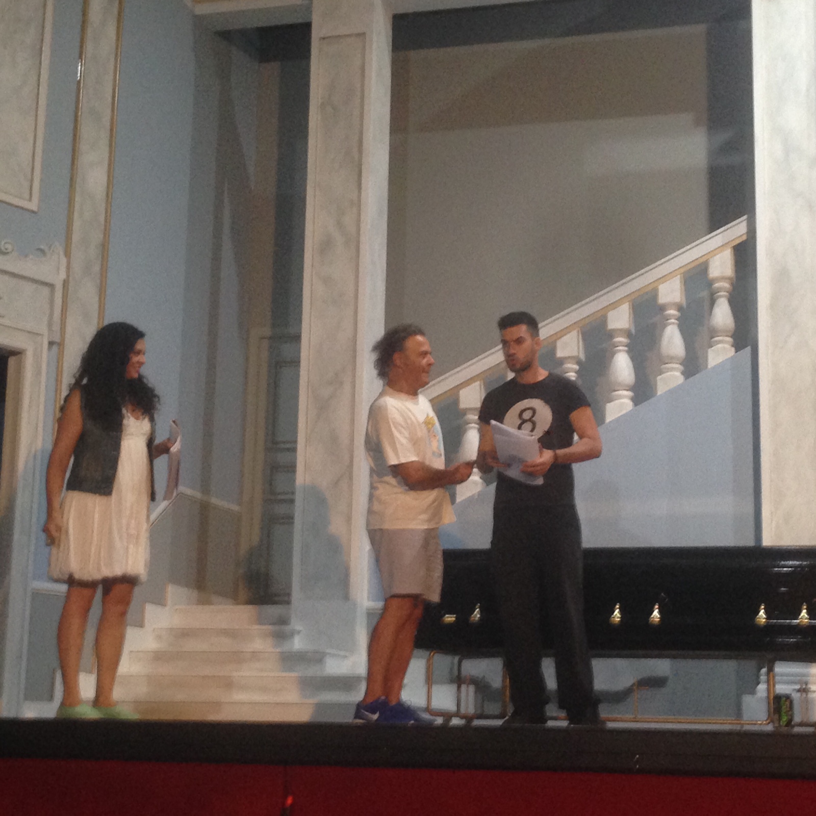 Βάφτα μαύρα και… πόζαρε στο enikos.gr