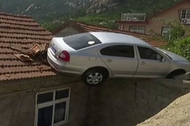 Αυτοκίνητο “προσγειώθηκε” σε στέγη σπιτιού – ΒΙΝΤΕΟ